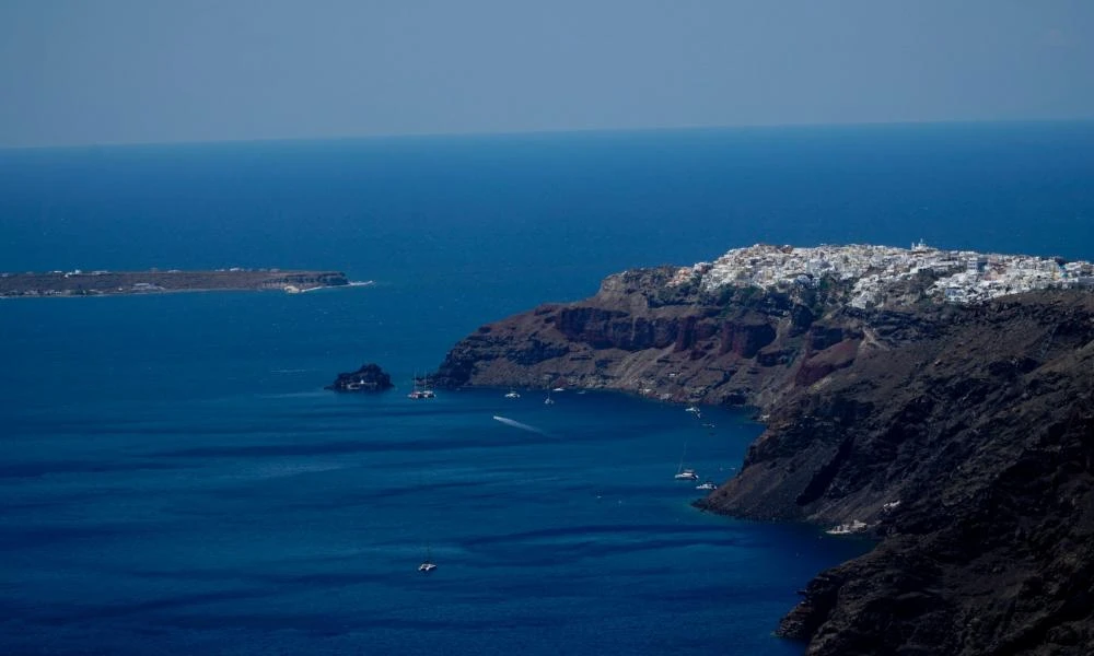 Παπαζάχος: Δεν μπορεί να αποκλειστεί η πιθανότητα για ισχυρό σεισμό στη Σαντορίνη